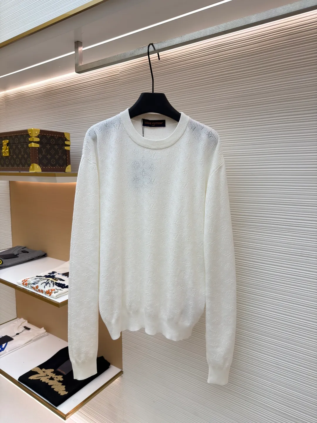 LOUIS VUITTON cotton round neck long-sleeved sweater with pick stitching ●Original version: purchased and developed by 12929 ●Item number: 1681422-A75 ●Fabric: combed cotton gauze fabric ●Technology: jacquard production ●Color: white ●Version: fitted version ●Weight: about 410 grams ●Size: S-M-L-XL ●Description: Through precision hollow knitting technology, it presents the brand's classic Monogram texture, with both soft texture and transparent design. The round neck design is processed through the narrowing and seaming process, making the collar shape flat and fitting the neck. The whole body texture uses intarsia knitting technology, and the pattern is delicate and three-dimensional, integrating with the fabric, making the brand highly recognizable. The cuffs are ribbed knitted to fit the wrist tightly and have excellent resilience. The overall tailoring is a form-fitting version, and the multi-piece knitted structure is spliced. The lines are smooth and natural when worn. It not only shows the luxurious texture of knitted items, but also highlights the brand's high-end craftsmanship through exquisite hollowing technology. It is a boutique item that combines fashion sense and wearing comfort. The overall wiring is straight and delicate, the fabric is comfortable and soft, and the color is consistent without color difference. It can be matched with the same style to create a fashionable look and control various occasions. Customized accessories, complete with three standards, same style for men and women!